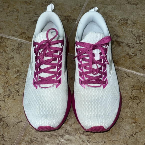 Brooks women’s running shoes - Picture 3 of 8